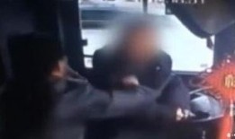 大爷打架吃瓜视频,围观群众纷纷吃瓜