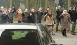 吃瓜群众95号路人视频,95号路人视角下的吃瓜群众现场直击